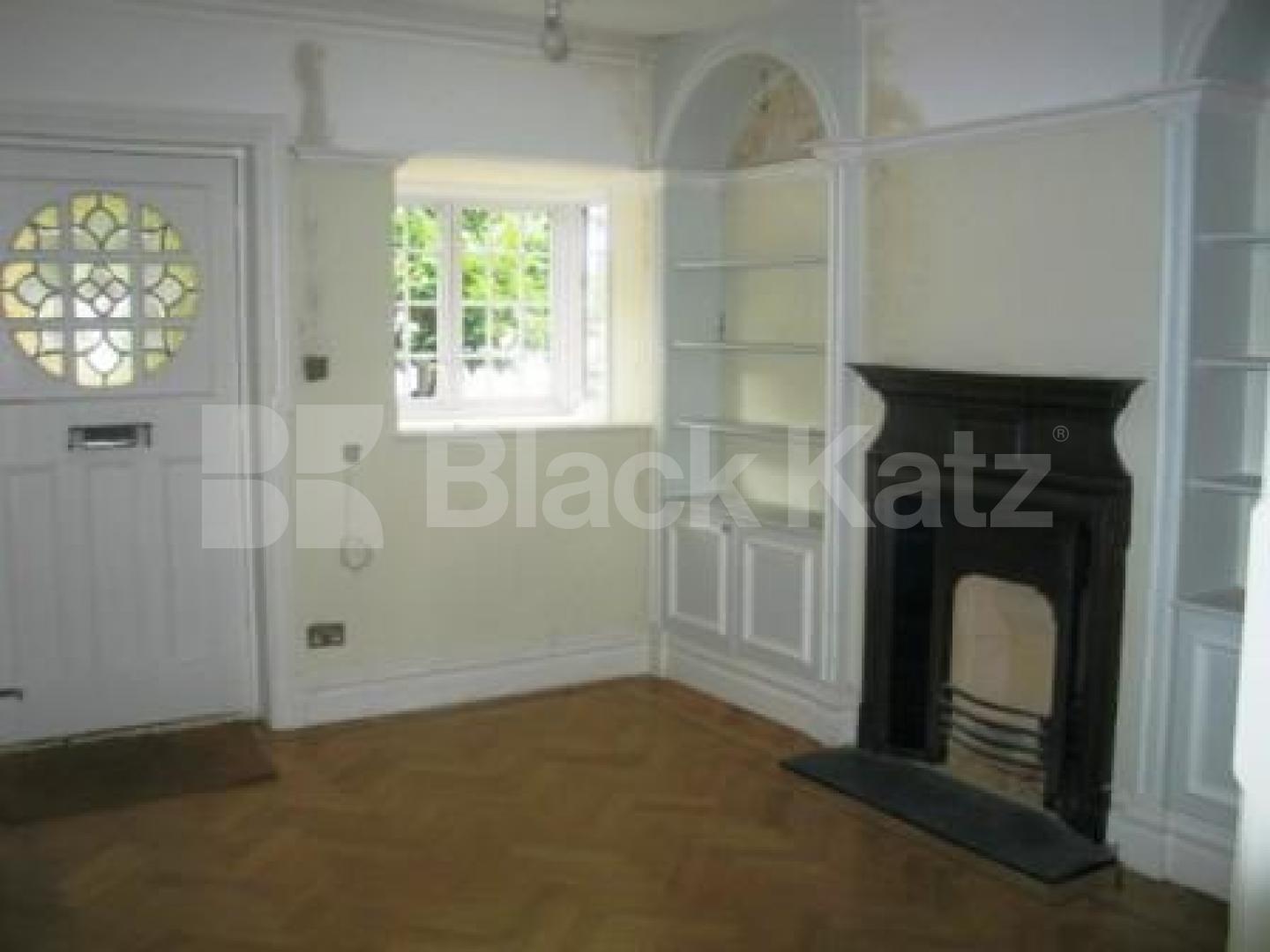 			5 Bedroom, 1 bath, 1 reception Flat			 Broomfield Lane, PALMERS GREEN N13